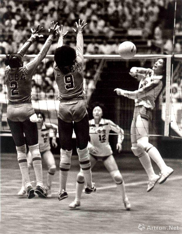 郭延民作品：《声东击西》 1986年中美女排比赛中，侯玉珠面对美国队严密的拦网，一改打手出界的战术突然打出直线扣杀。