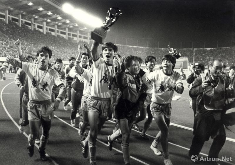 郭延民作品：《夺冠》1987年广东足球队在六运会足球决赛中首次夺得冠军。