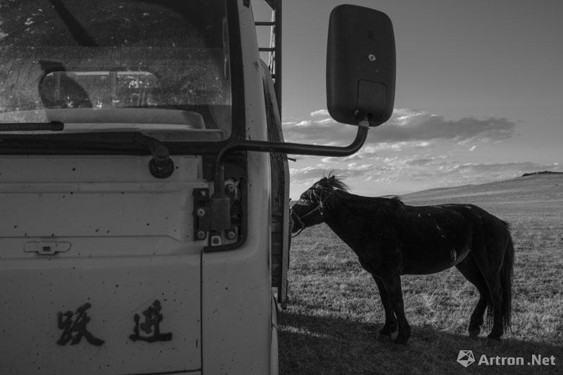 董斯洋作品：2015年9月24日，锡林郭勒盟东乌珠穆沁旗，草原上开进了卡车，草原上拴住了骏马。