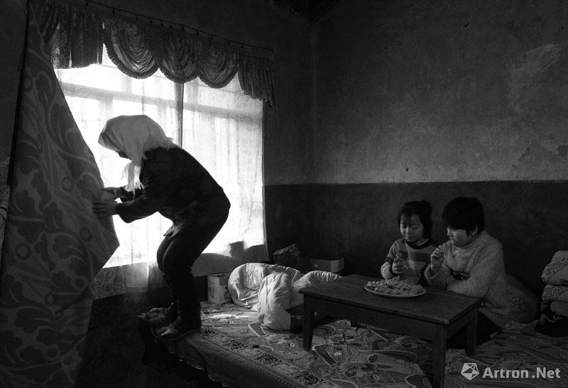 王建华作品：挂窗帘的妇女和吃早餐的孩子