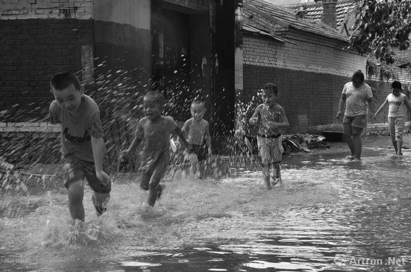 王建华作品：暴雨过后，小孩子在雨水中玩耍