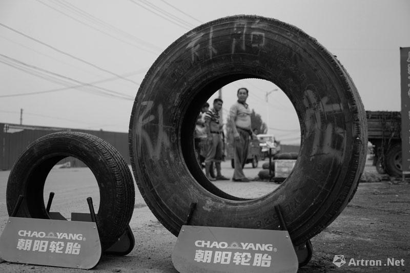 王建华作品：公路边补轮胎，招揽生意