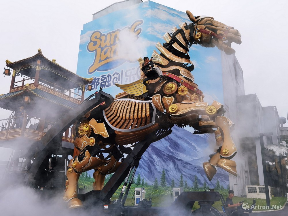 动态雕塑、艺术仿生机械装置 《黄金巨马》实景图2