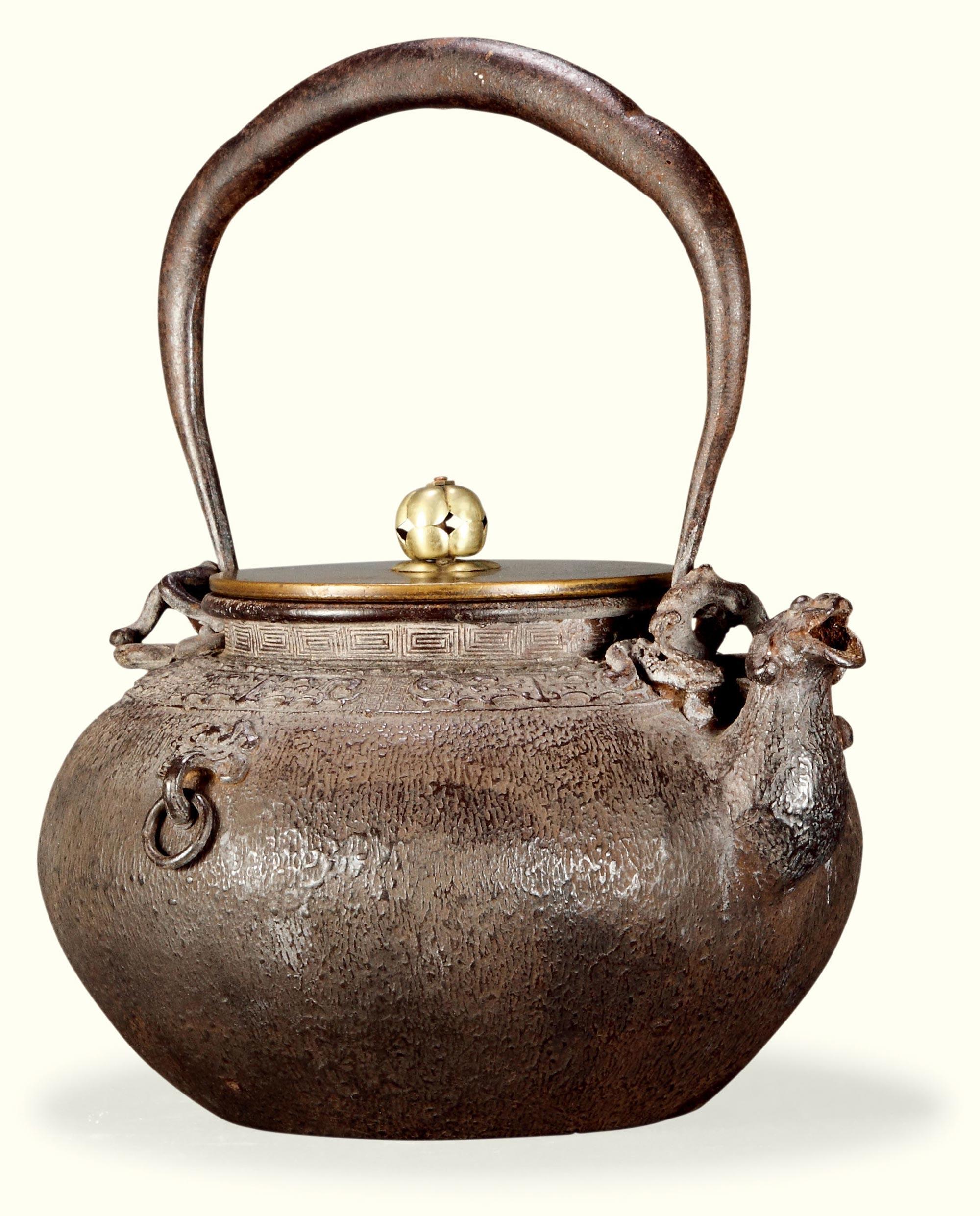 1168 藏六饕餮纹铁壶