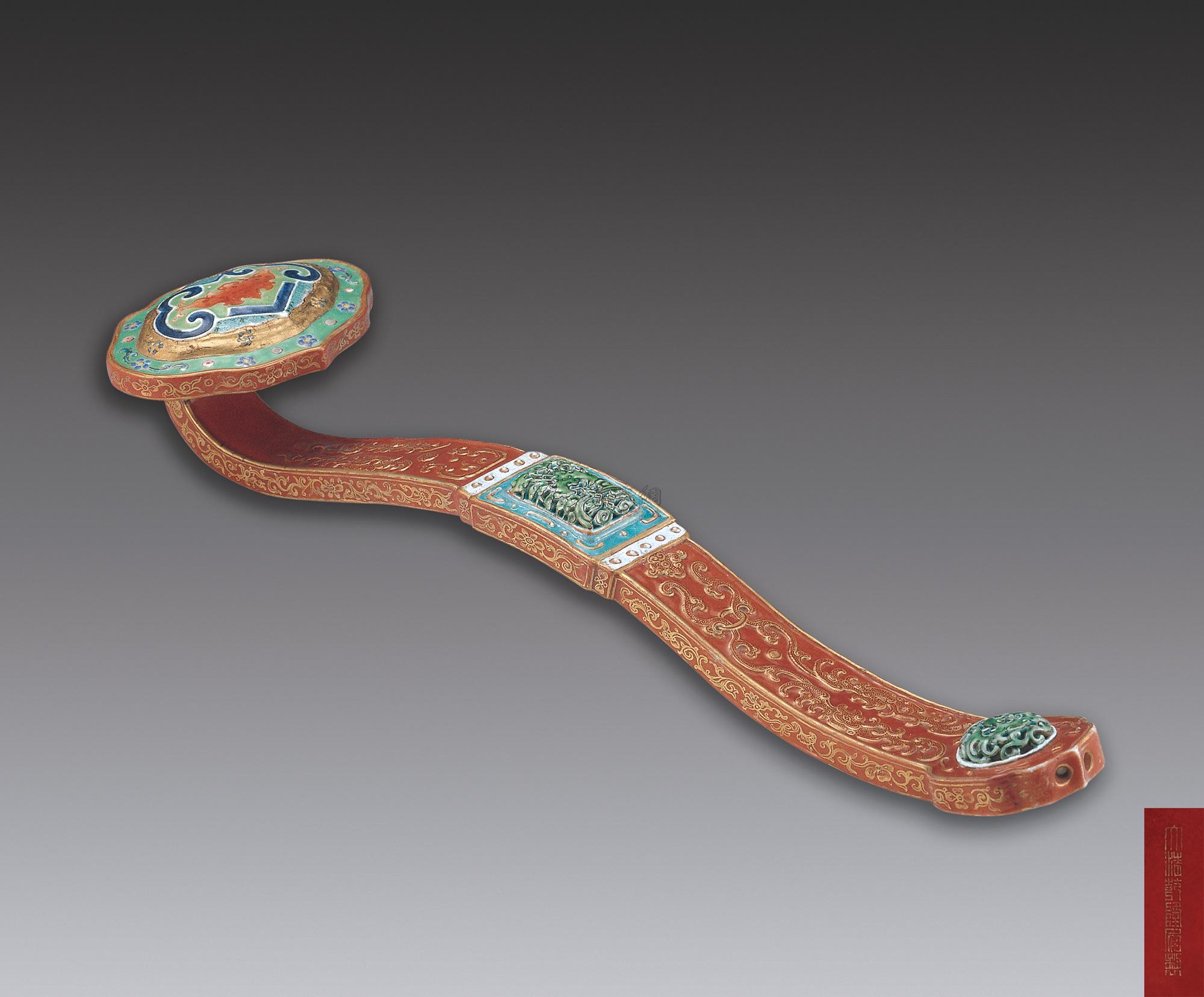 3643 清乾隆 珊瑚红地描金粉彩夔凤纹如意