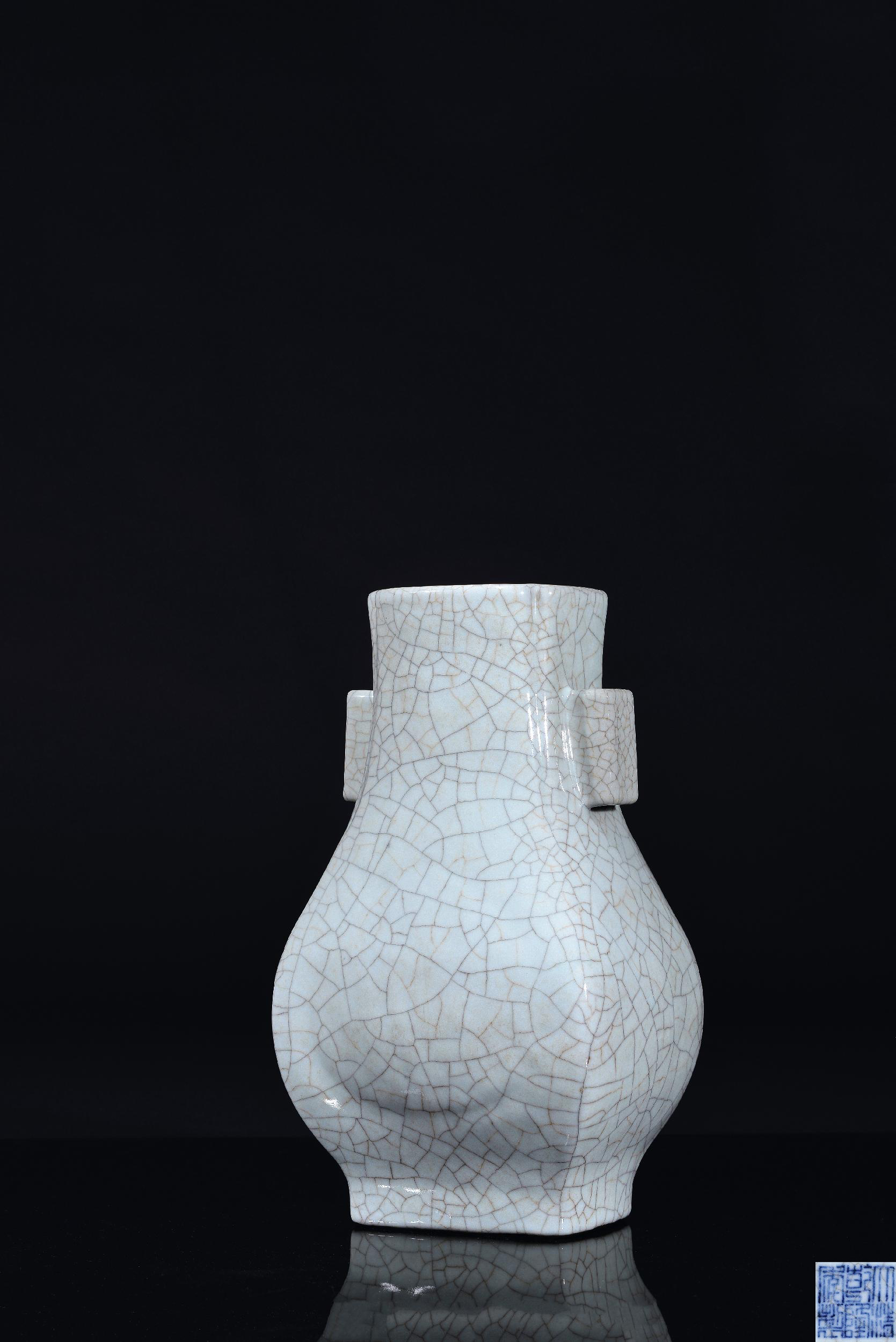 8235 清乾隆 仿官釉贯耳方瓶