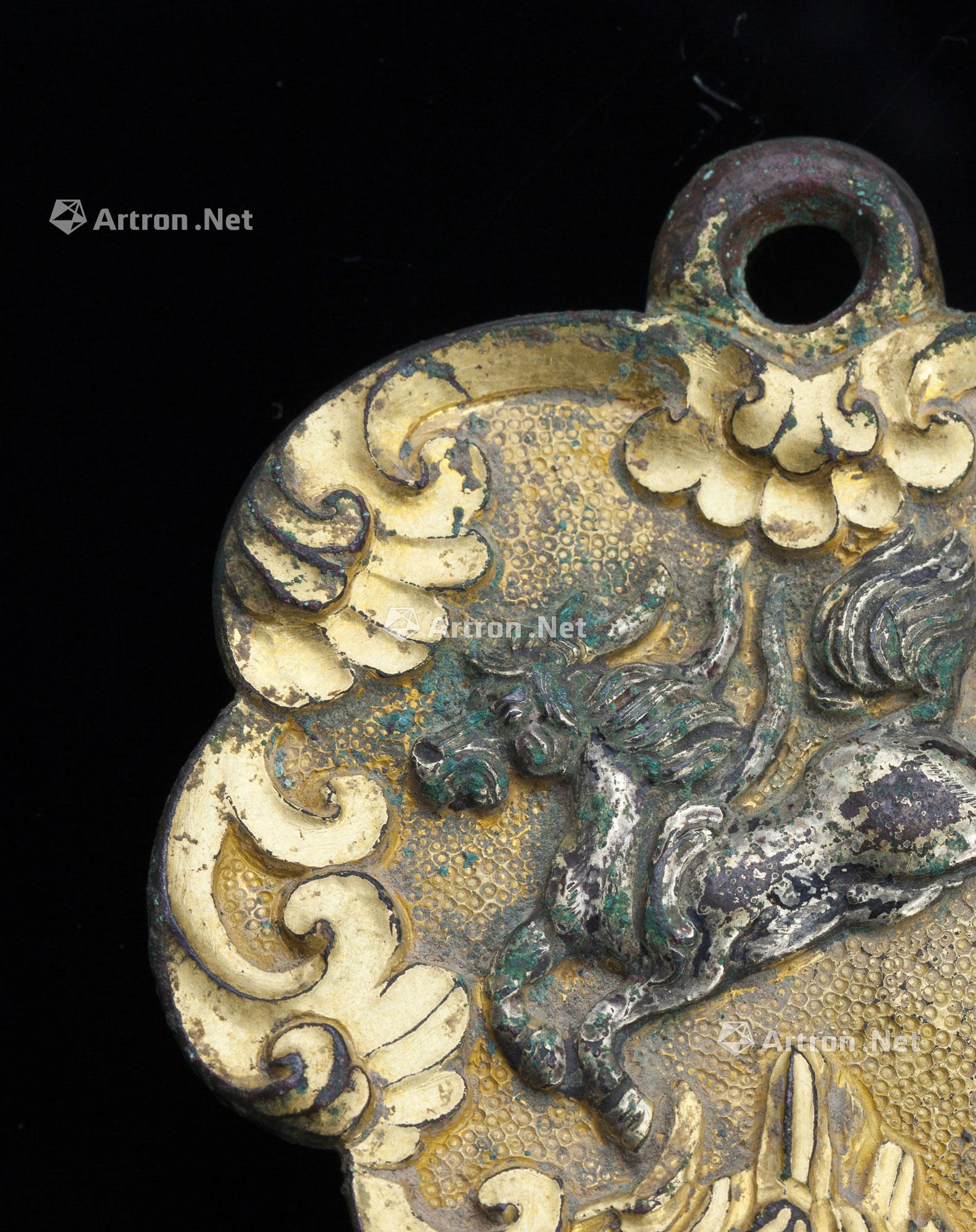 2007 唐 铜鎏金银飞马纹杏叶饰牌