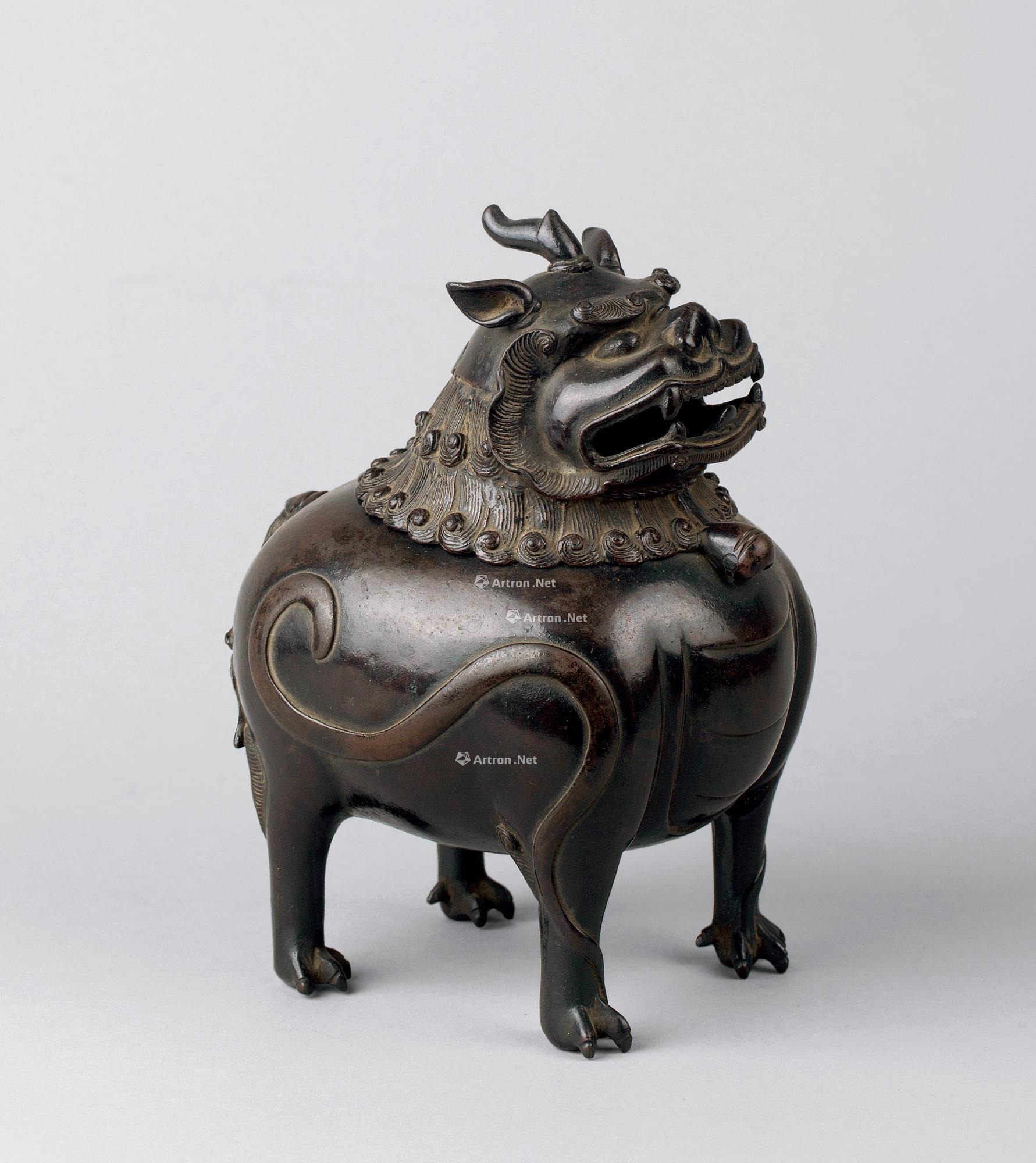 0268 明代(1368-1644) 铜瑞兽形香熏