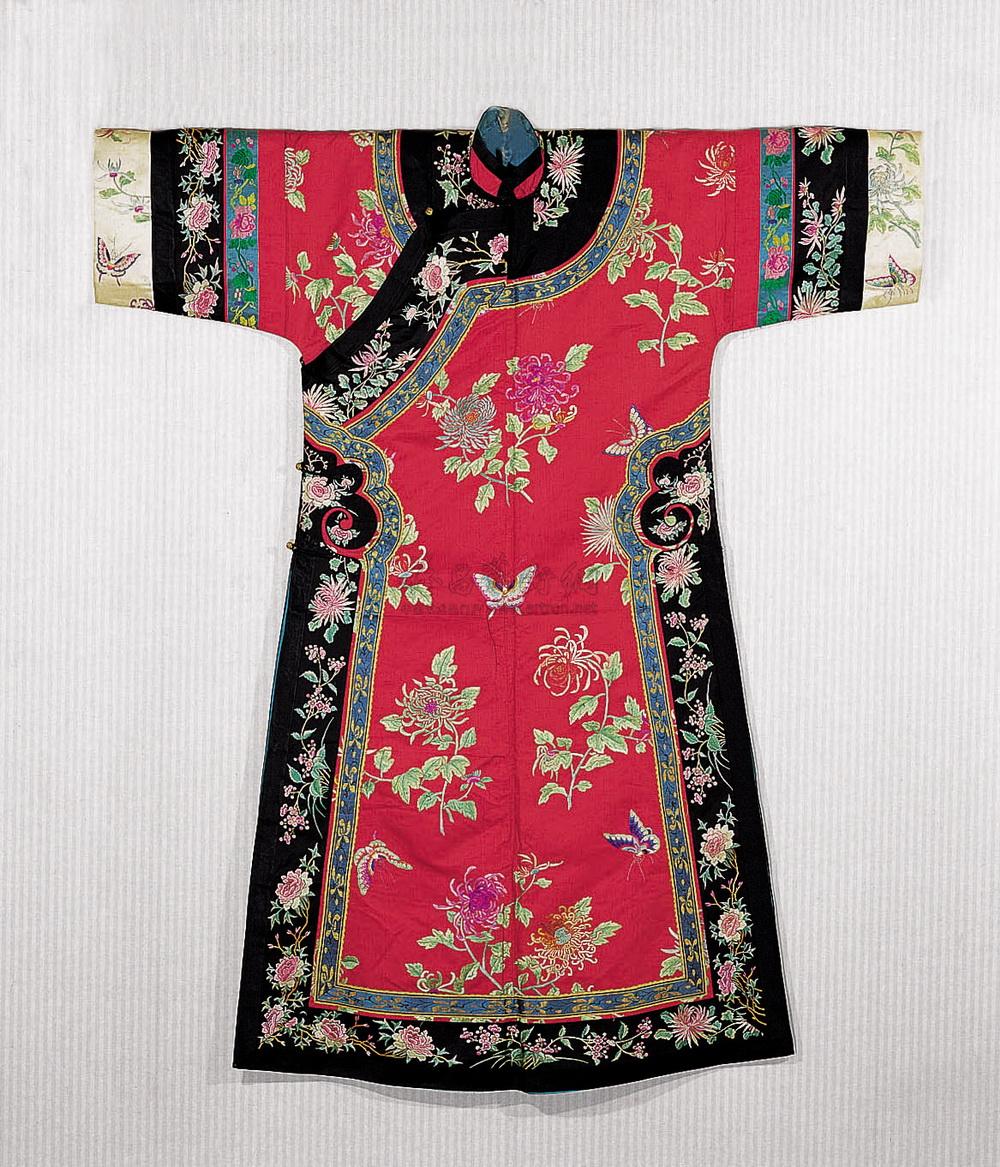 101 清 刺绣花蝶纹旗装