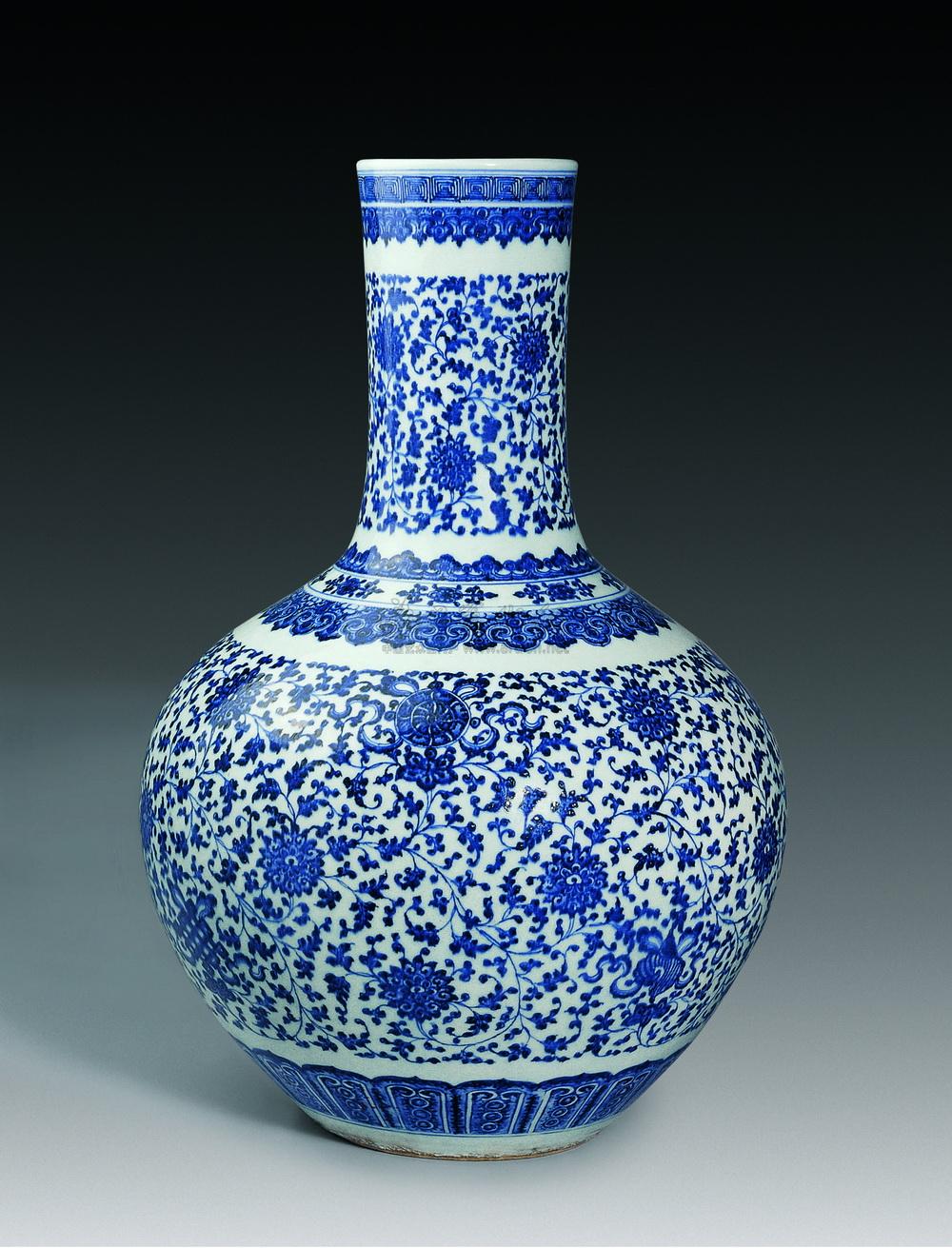 0629 清乾隆 青花缠枝莲纹天球瓶