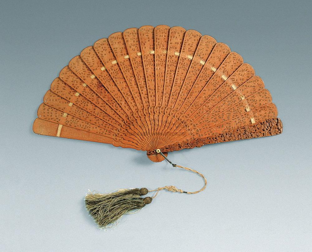 450 民国 檀香木镂空雕亭楼阁人物扇