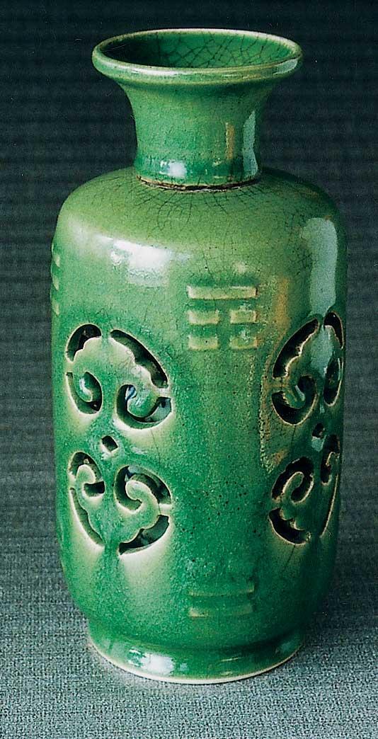 0115 清乾隆 外豆青里青花八卦镂空转心瓶
