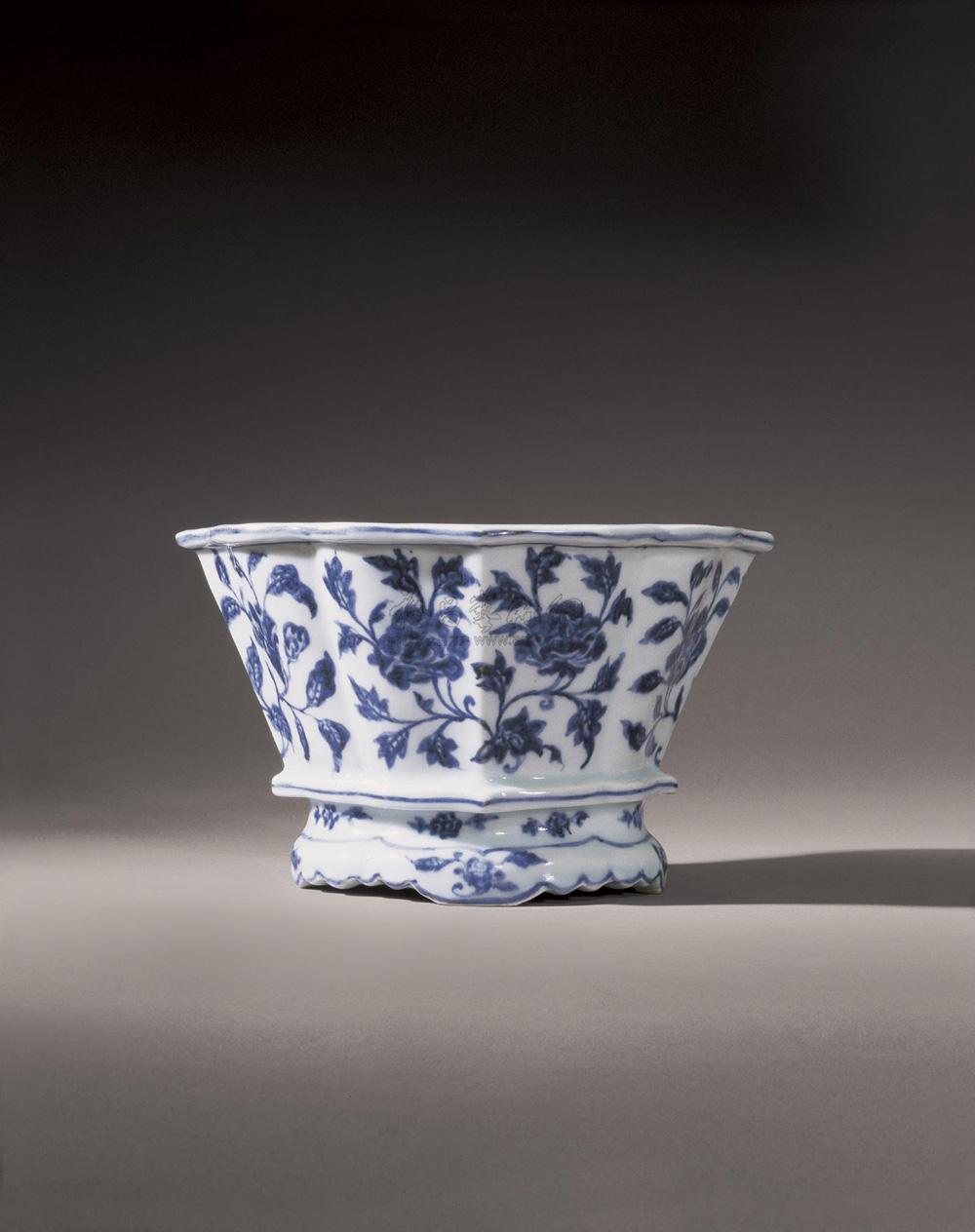 0507 明宣德 青花折枝牡丹棱口八方四足花盆