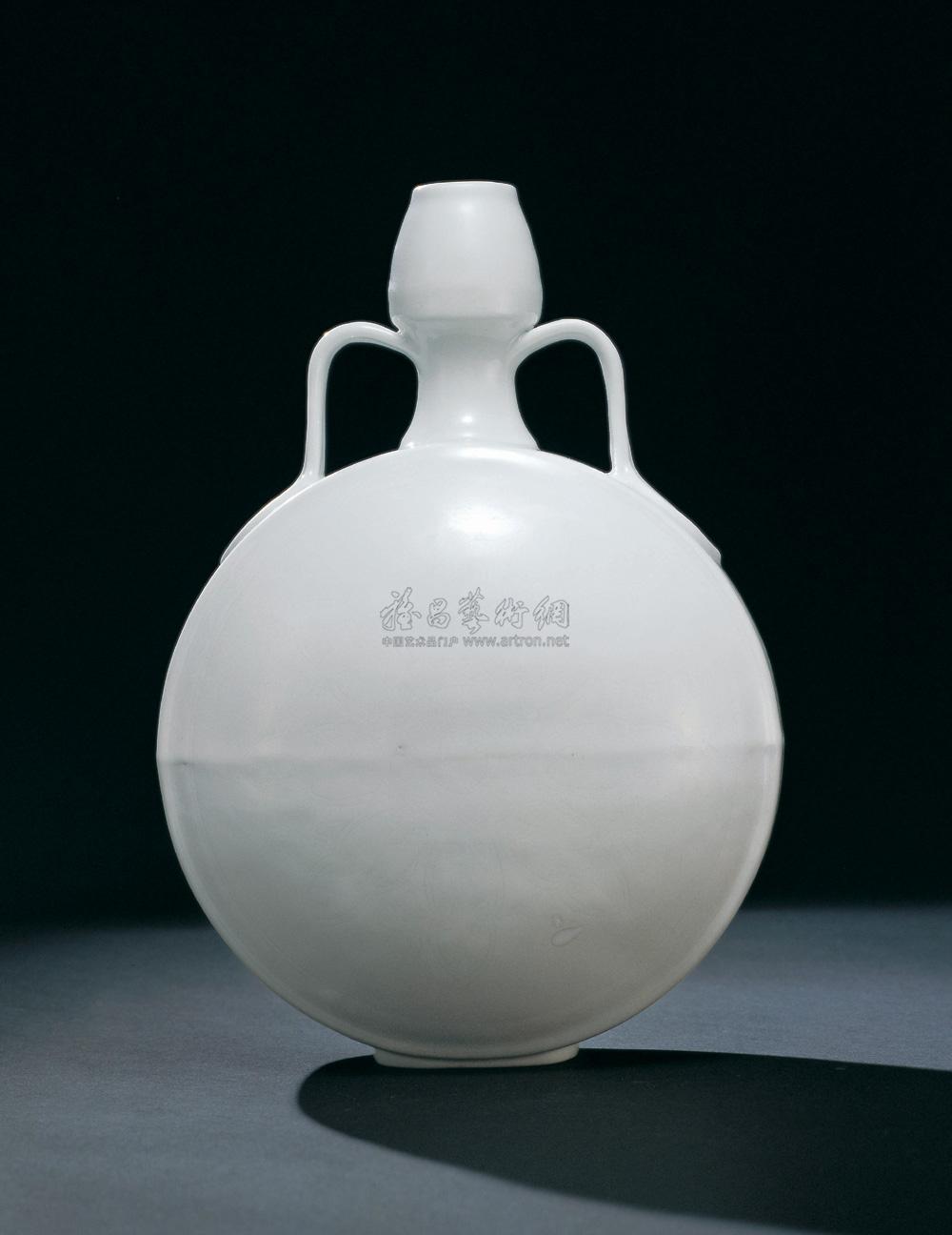 甜白釉暗刻花卉绶带扁壶】拍卖品_图片_价格_鉴赏_明代单色釉瓷器