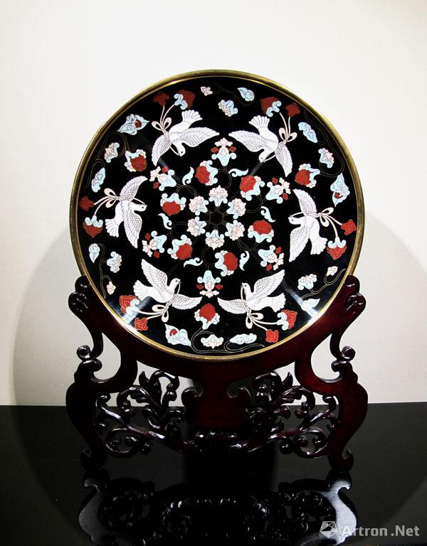 1951年在林徽因先生的指导下设计的景泰蓝和平鸽大盘