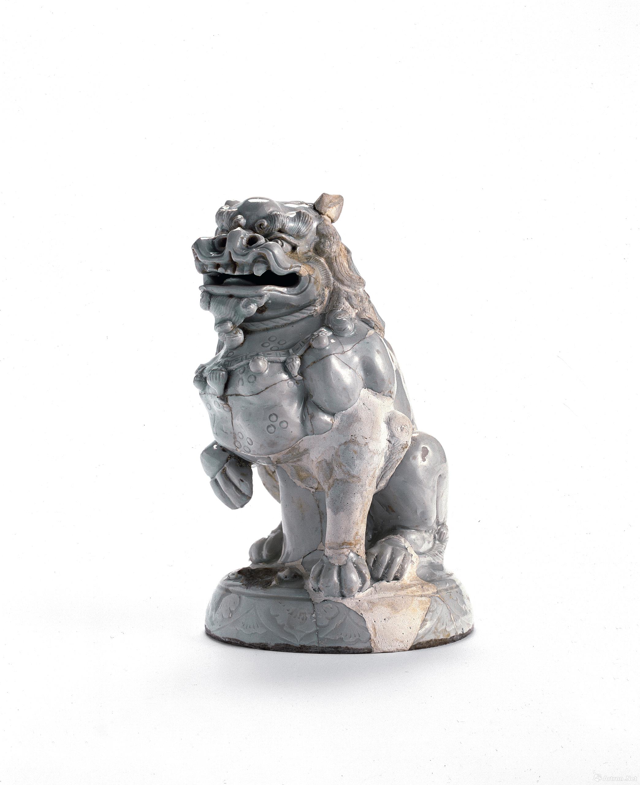 白瓷狻猊炉   通座高20.8,底径12.5厘米 辽(916～1125年)