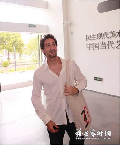 奥斯卡影帝Adrien Brody及靳羽西现身民生美术馆