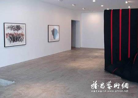 极简主义大师莫里斯（Robert Morris）在索纳班画廊举办装置个展