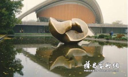 亨利-摩尔最重雕塑在柏林修复