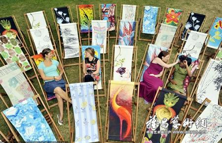 中英艺术家设计个性躺椅为慈善筹款