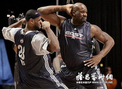 奥尼尔搞怪扮雕塑 “哈佛广场”玩行为艺术
