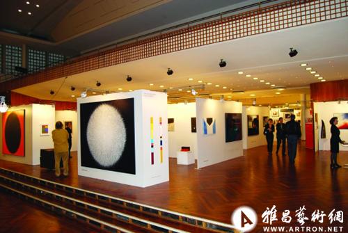 印度班加罗尔举办艺术展览以帮助癌症病人