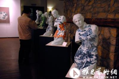 《青花·CHINA》陶瓷艺术五人展在上海游艇会开幕