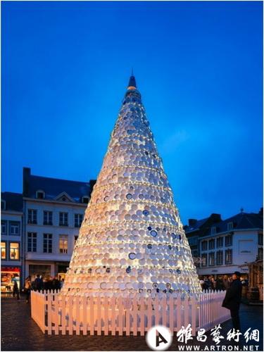 市民与设计师奇筑5000个盘子构成的圣诞树
