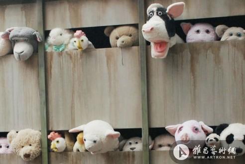 班克斯纽约新作：屠宰车载萌人小动物招摇街头