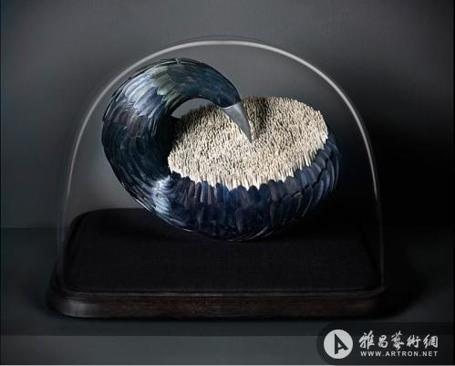 英国女艺术家用羽毛打造出的神秘魅惑雕塑(图)