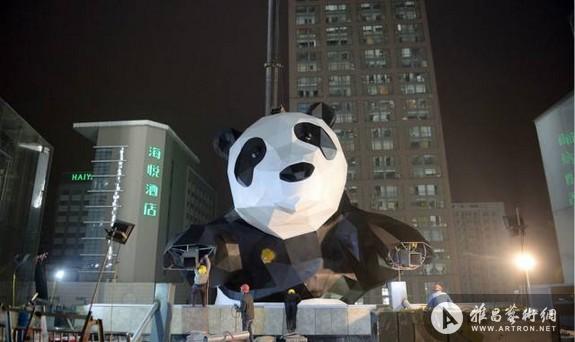 艺术家与时尚名人设计的熊猫雕塑亮相成都IFC