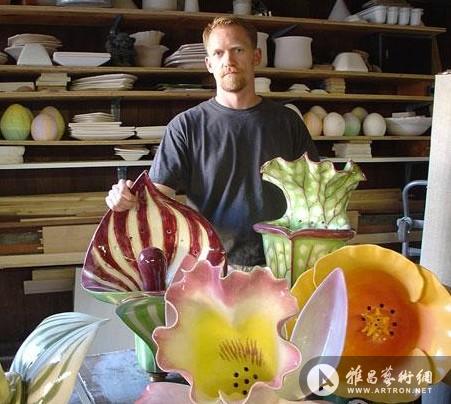 美艺术家设计怪异便池生意火爆