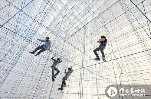 设计师发明立方体攀爬网 置身其中如蜘蛛侠