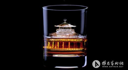 一杯一世界：日酒商威士忌酒杯里放精美冰雕
