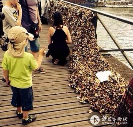 巴黎著名爱情桥不堪重负部分损坏