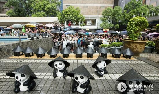 1600纸熊猫香港雨天戴蓑笠帽亮相