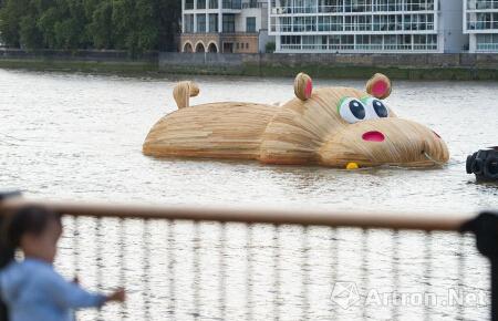“大黄鸭”之父做“大河马”游泰晤士河