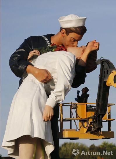 法国街头布置胜利之吻雕塑纪念二战胜利