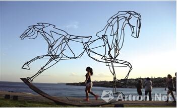  黄金海岸上的艺术雕塑